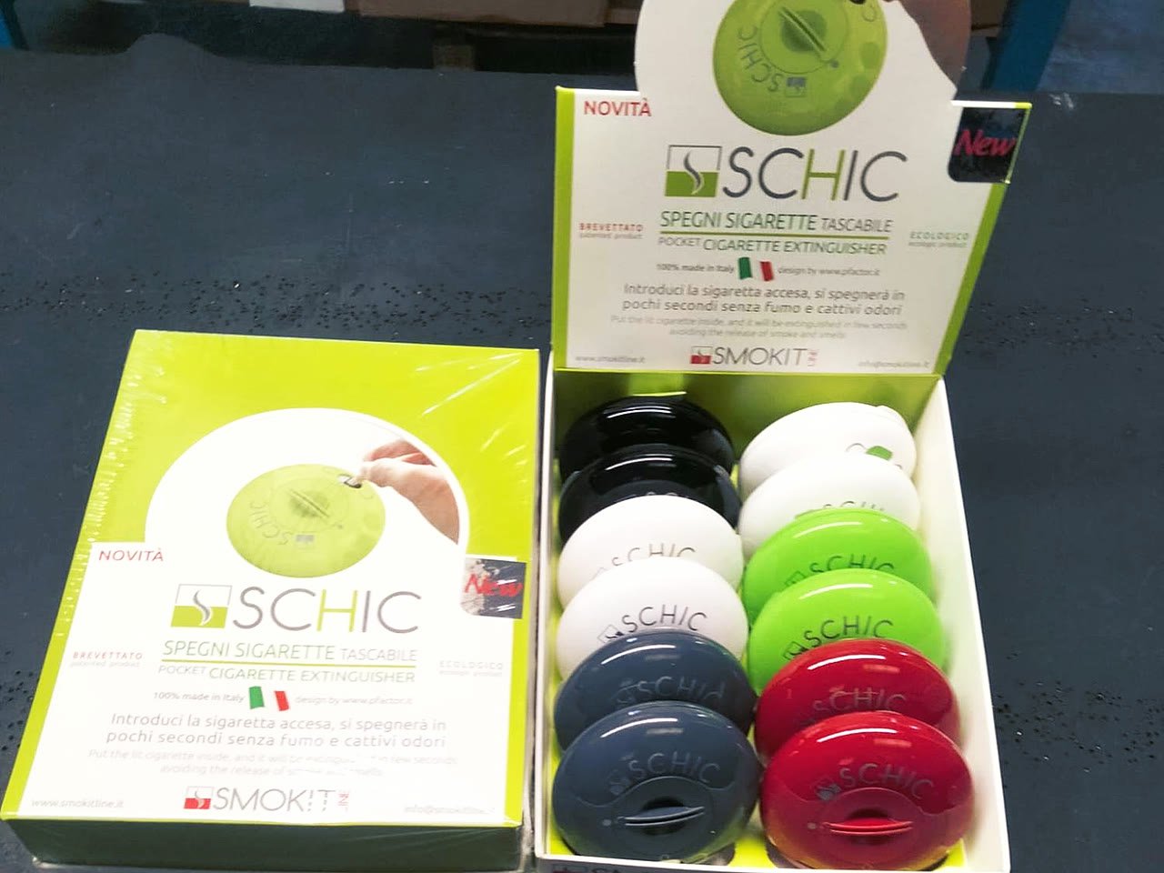 Espositore da banco aperto con dieci prodotti colorati disposti in fila e la scatola richiusa accanto